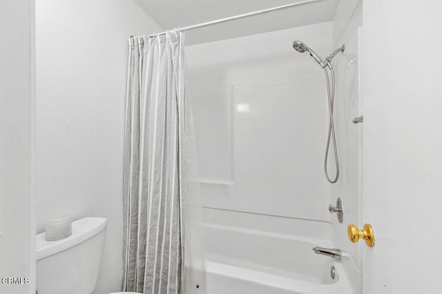 bathroom featuring toilet and shower / tub combo