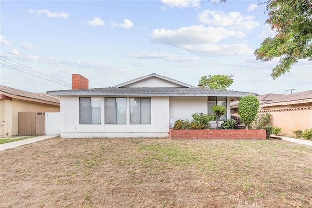 view of front of property featuring a front yard