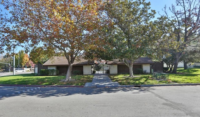 view of front of home featuring a front yard