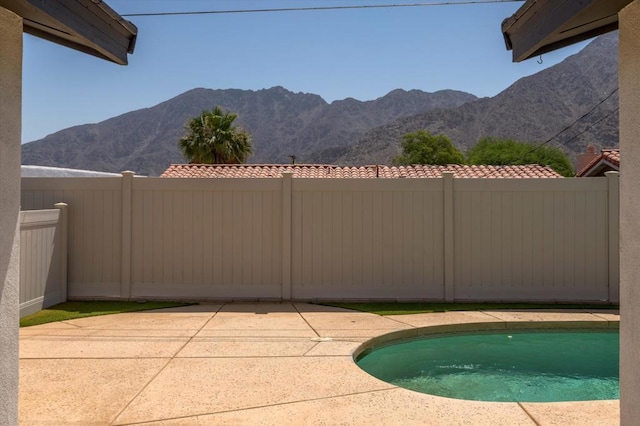 view of pool featuring a mountain view