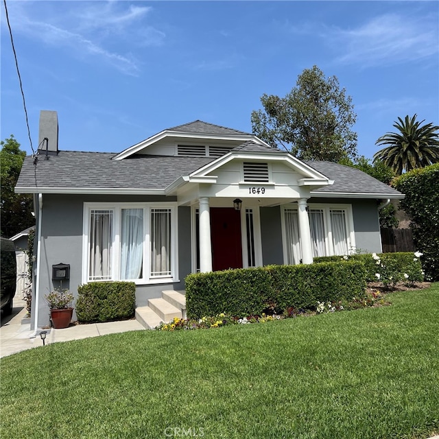 view of front of property with a front yard