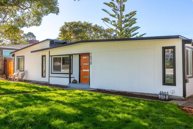 view of front of property featuring a front yard