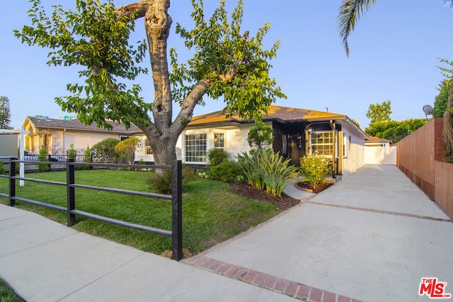 view of front facade featuring a front yard