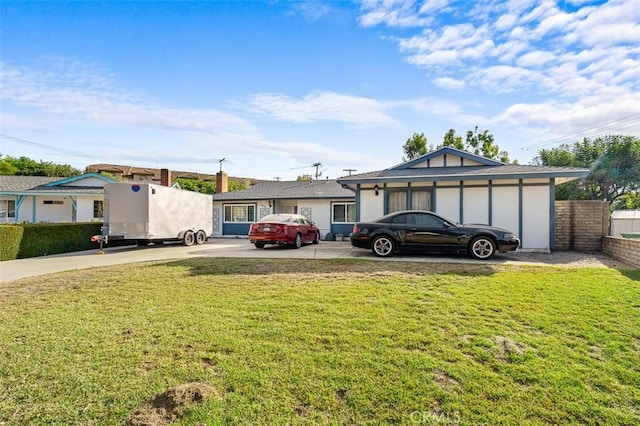 view of front of property featuring a front yard