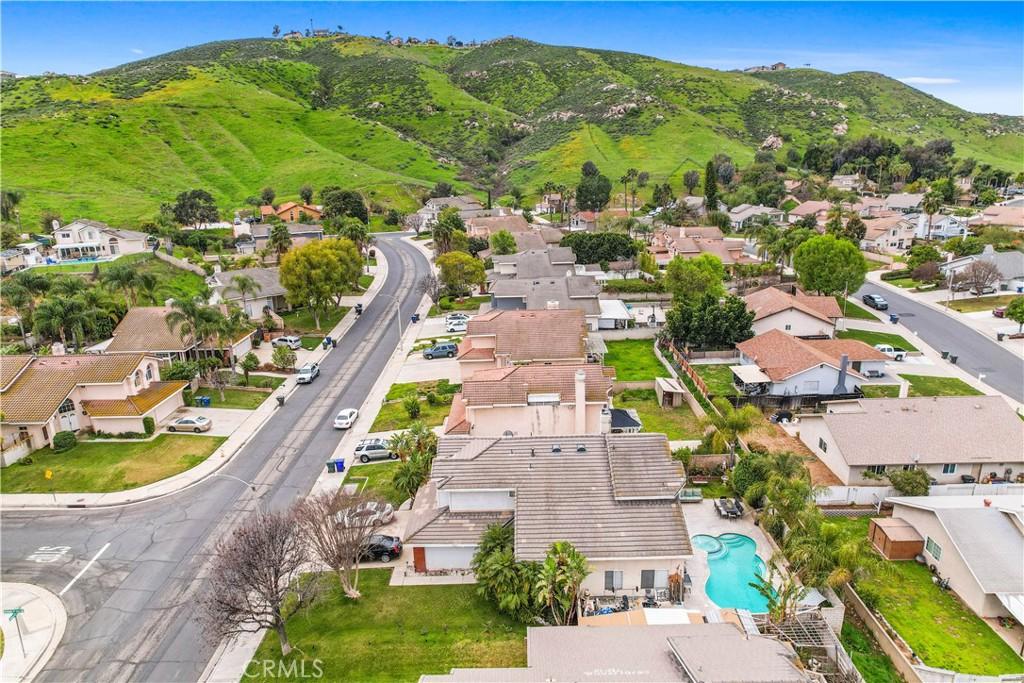 birds eye view of property featuring a mountain view