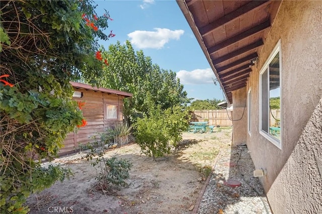 view of yard featuring a shed