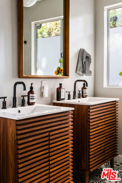 bar featuring sink