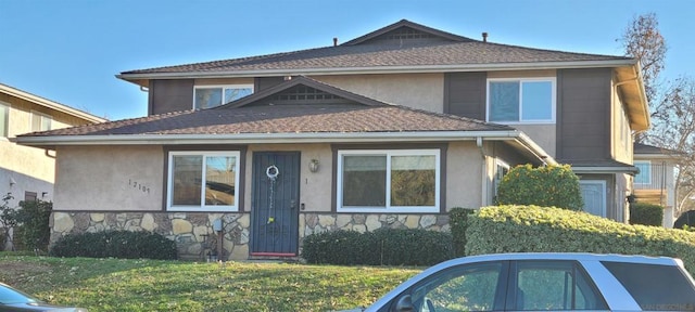 view of front of property featuring a front lawn