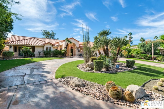 view of front of property featuring a front yard