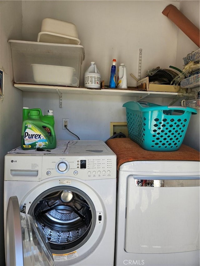 washroom featuring washing machine and clothes dryer