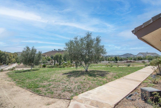 view of yard with a mountain view