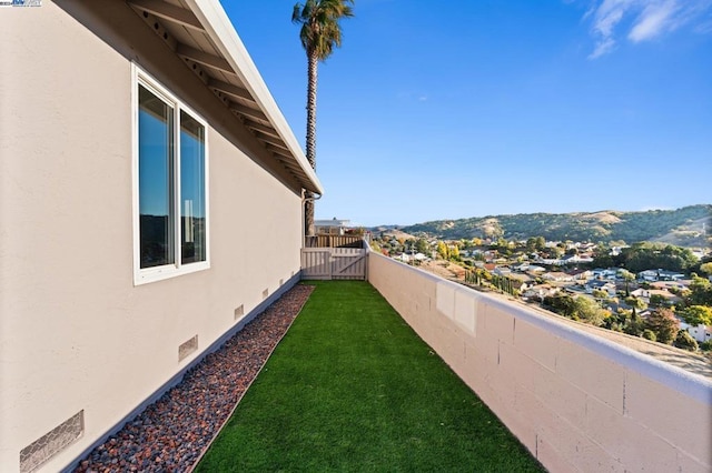 view of yard with a mountain view