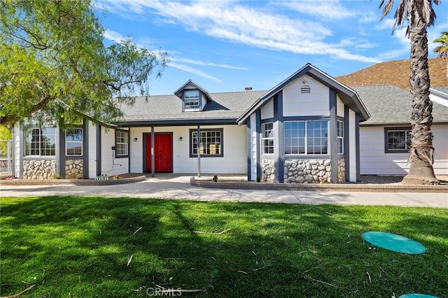 view of front facade featuring a front yard