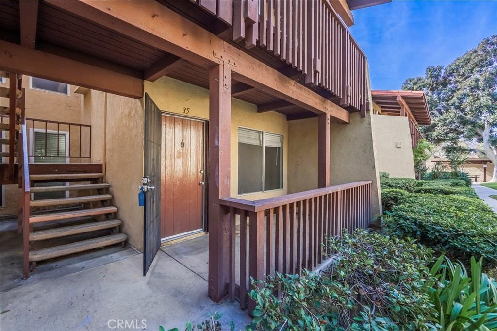 property entrance featuring a balcony