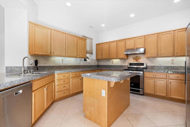 kitchen featuring a center island, sink, light tile patterned floors, and stainless steel appliances