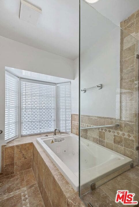 bathroom featuring tiled tub