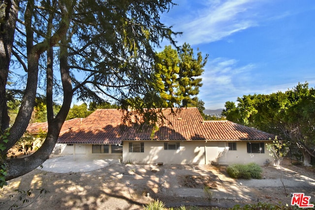 view of front facade featuring a patio