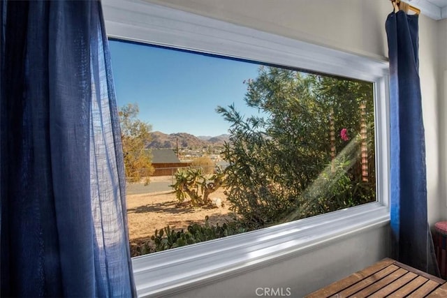 room details featuring a mountain view