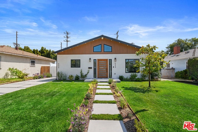 view of front of property featuring a front lawn