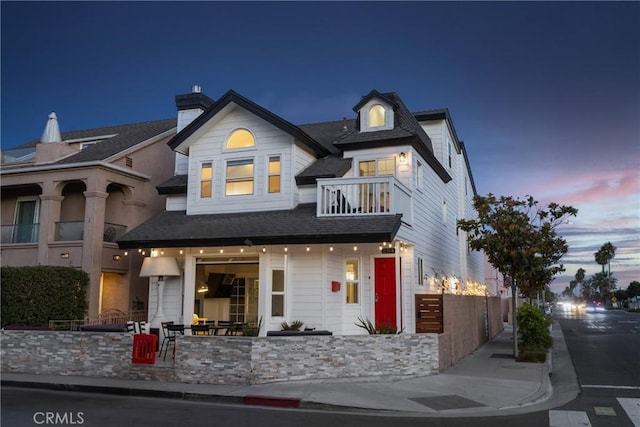 view of front of property featuring a balcony