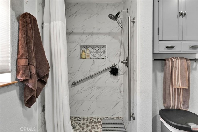 bathroom featuring a tile shower