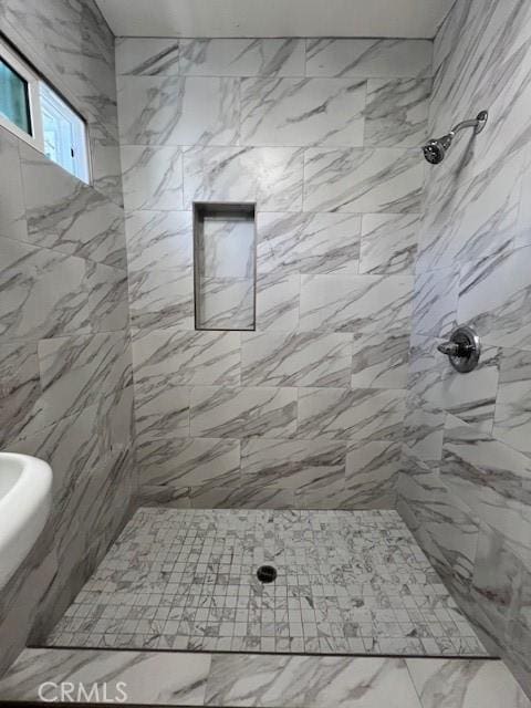 bathroom featuring a tile shower