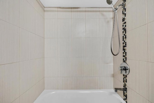 bathroom featuring tiled shower / bath combo