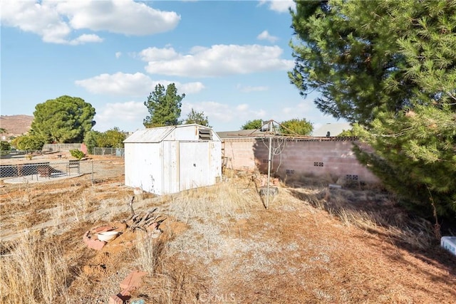 view of yard with a storage unit