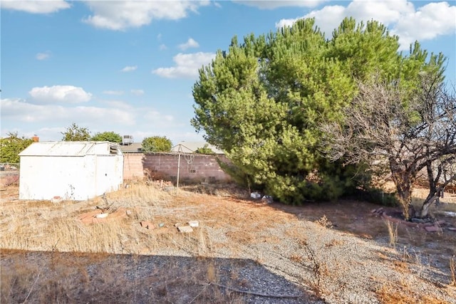 view of yard with an outdoor structure