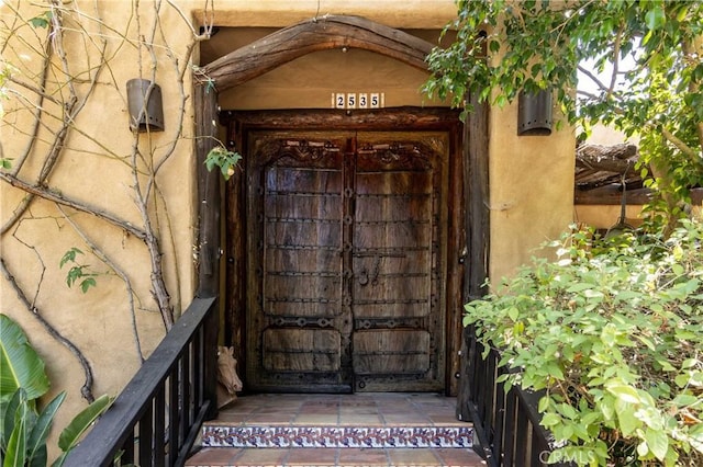 view of exterior entry featuring stucco siding