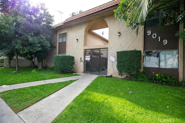 entrance to property featuring a yard