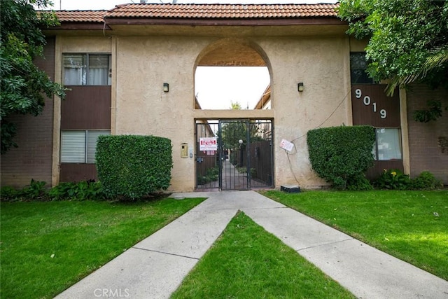 entrance to property featuring a yard