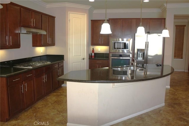 kitchen with crown molding, stainless steel appliances, and a kitchen island with sink