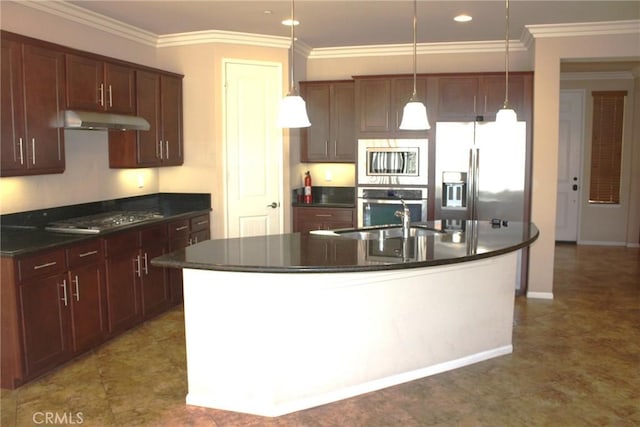 kitchen with sink, an island with sink, pendant lighting, and appliances with stainless steel finishes