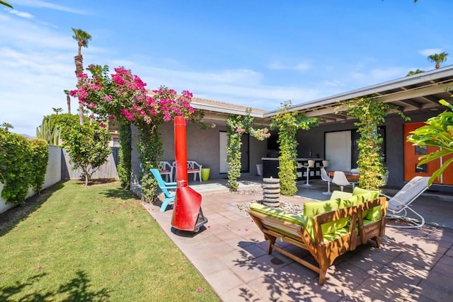 view of yard featuring a patio