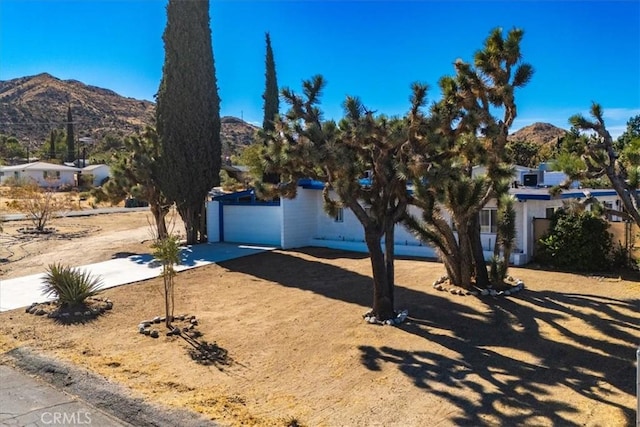 view of front of home featuring a mountain view