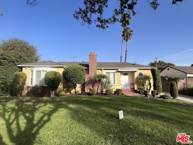 single story home with a front yard