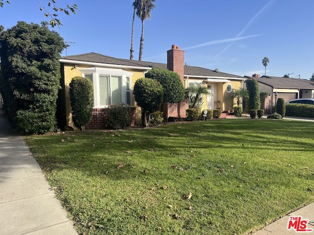 view of front of property with a front yard