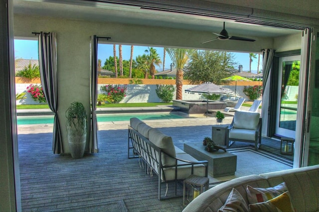 sunroom with ceiling fan