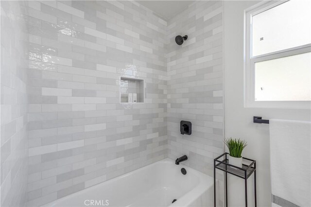 bathroom with tiled shower / bath