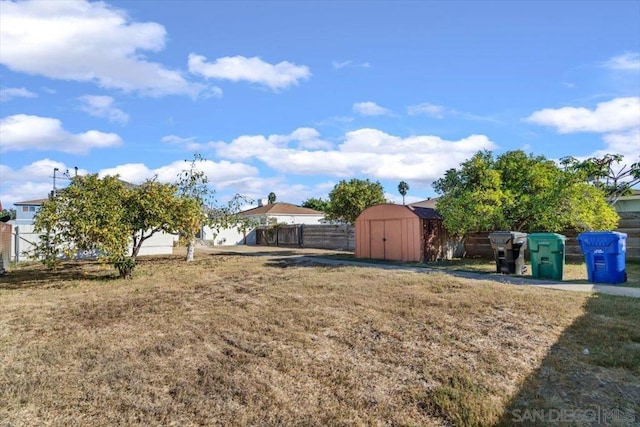 view of yard featuring a storage shed