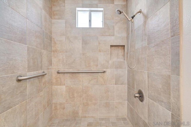 bathroom featuring a tile shower