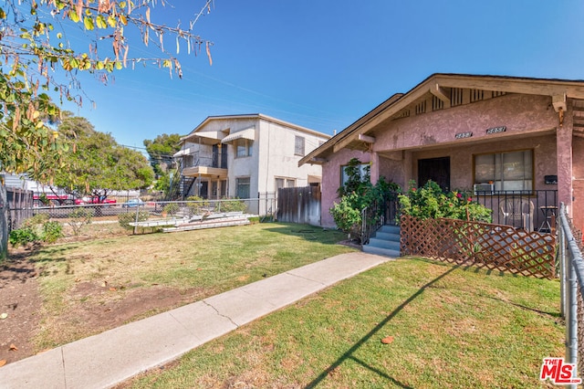 view of front facade with a front yard