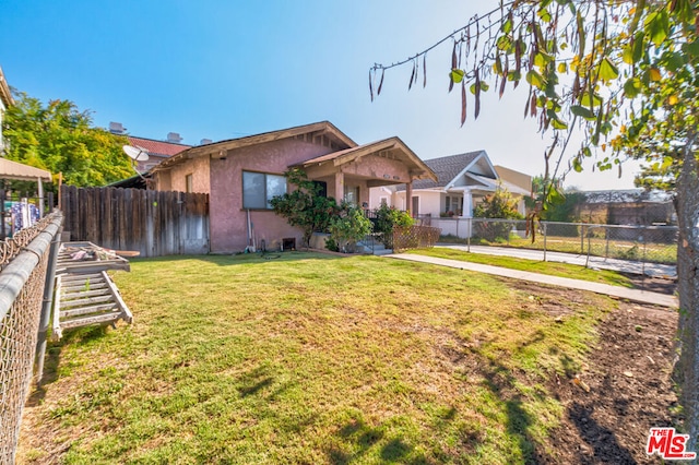 view of front of house featuring a front lawn