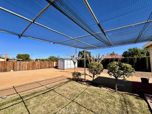 view of yard featuring a storage shed