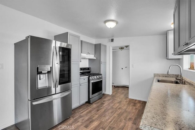 kitchen with gray cabinets, sink, dark wood-type flooring, and appliances with stainless steel finishes