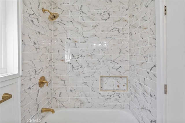 bathroom with tiled shower / bath