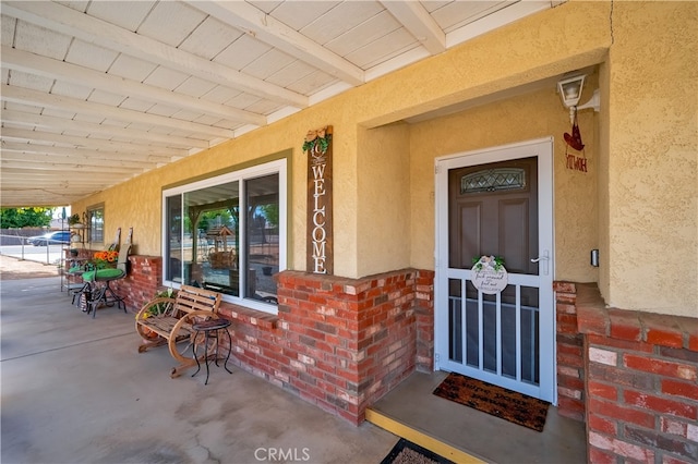 property entrance featuring a porch