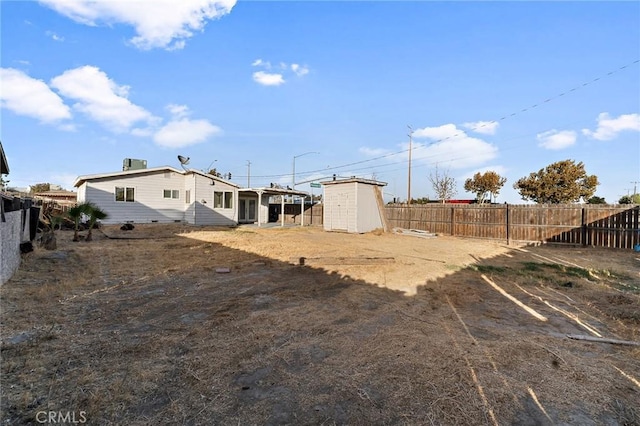 view of yard featuring a storage shed