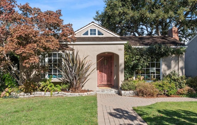 view of front facade with a front yard